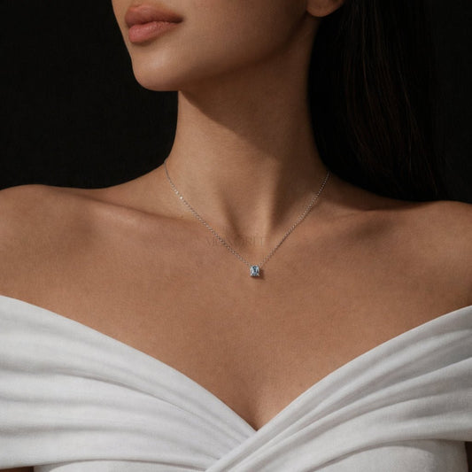 Sidabrinė grandinėlė su moisanitu „Emerald“ – pakabuko ir akmens detalės iš arti