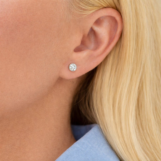 Sidabriniai auskarai su moisanitais „Classic“ – dizaino detalės iš arti