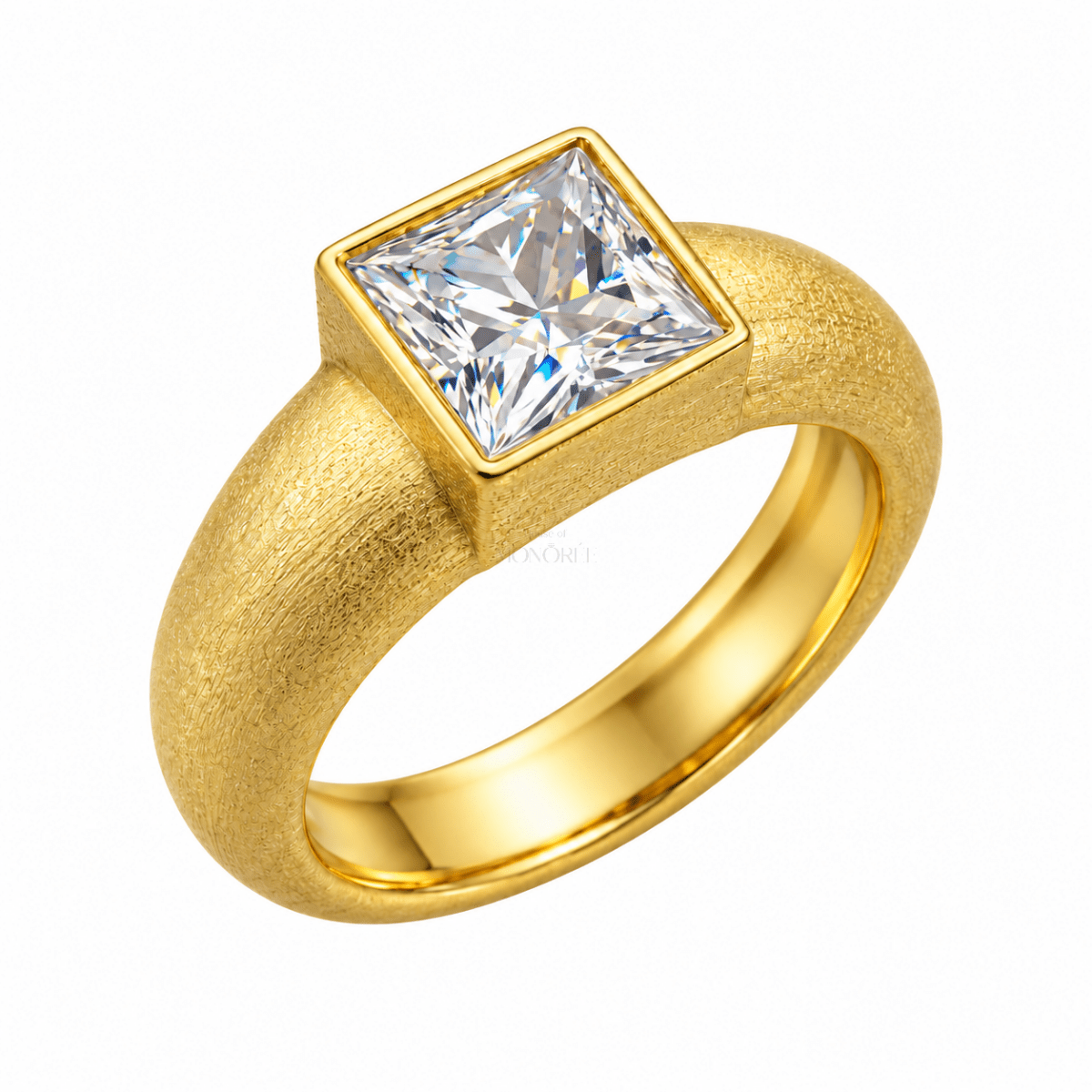 Pozłacany srebrny pierścionek z moissanitem „Queen Bezel Matt”, MONOREE