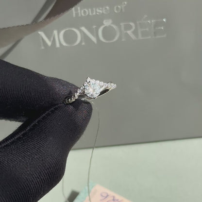 Srebrny pierścionek z moissanitem „Tiara”