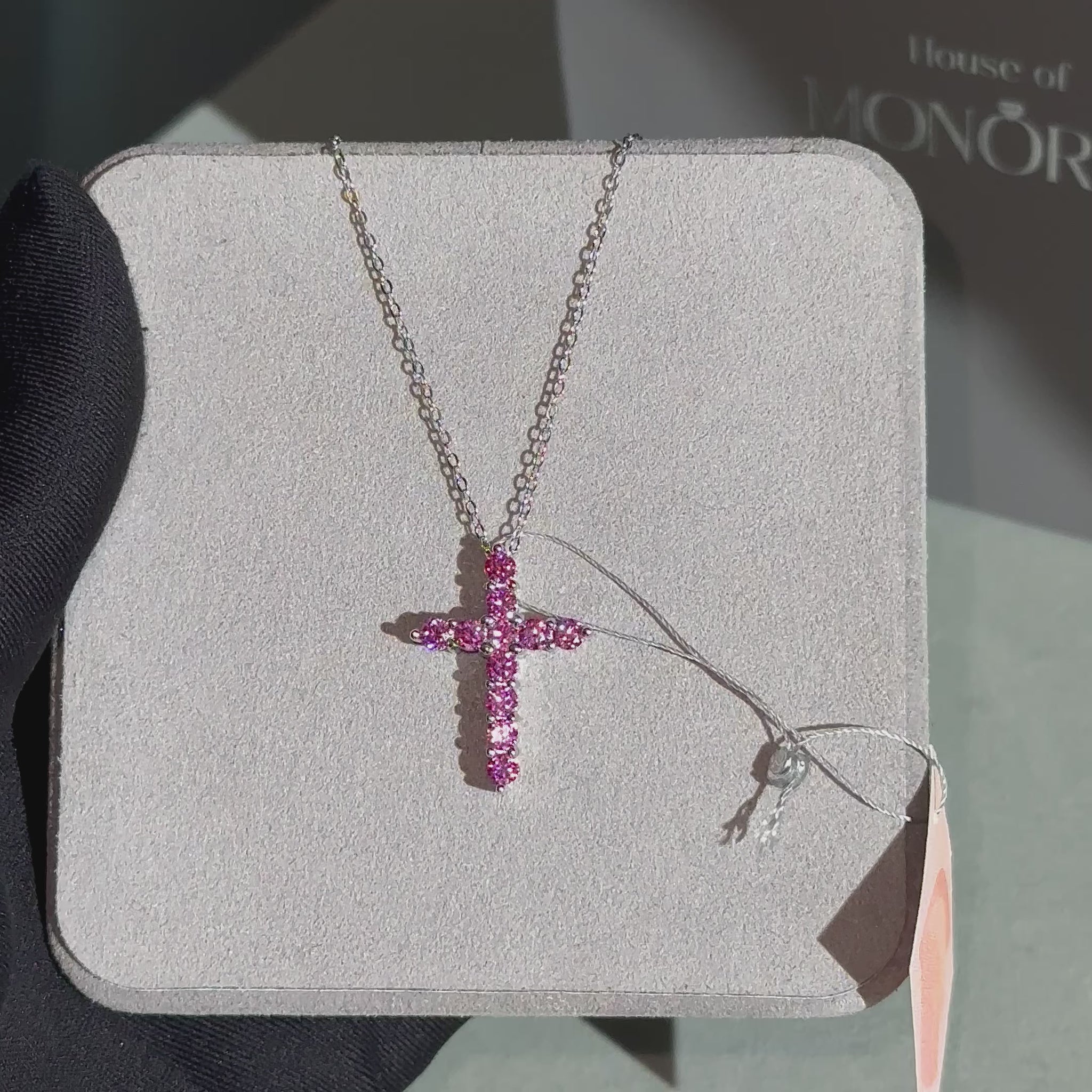 Srebrny krzyżyk z łańcuszkiem i różowymi moissanitami „Gloria Pink”