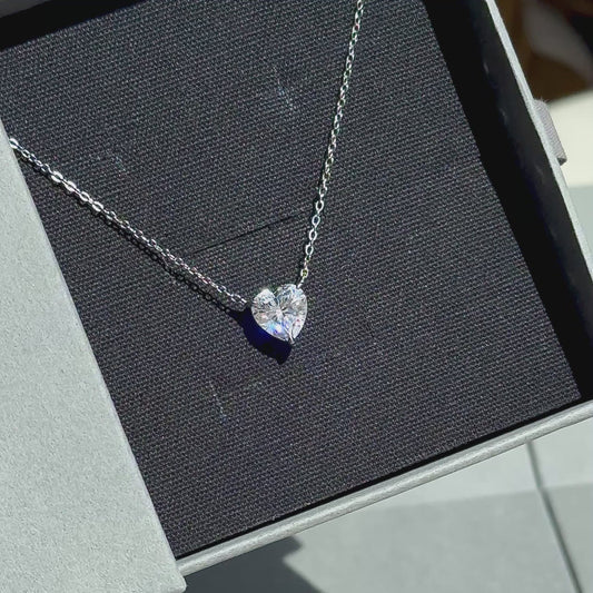 Srebrny łańcuszek z moissanitem „Mon Amour“