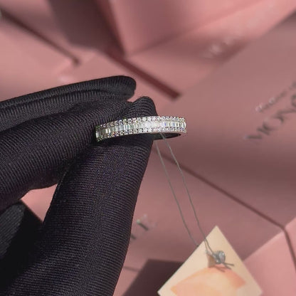 Srebrny pierścionek z moissanitami „Triple Diamond”