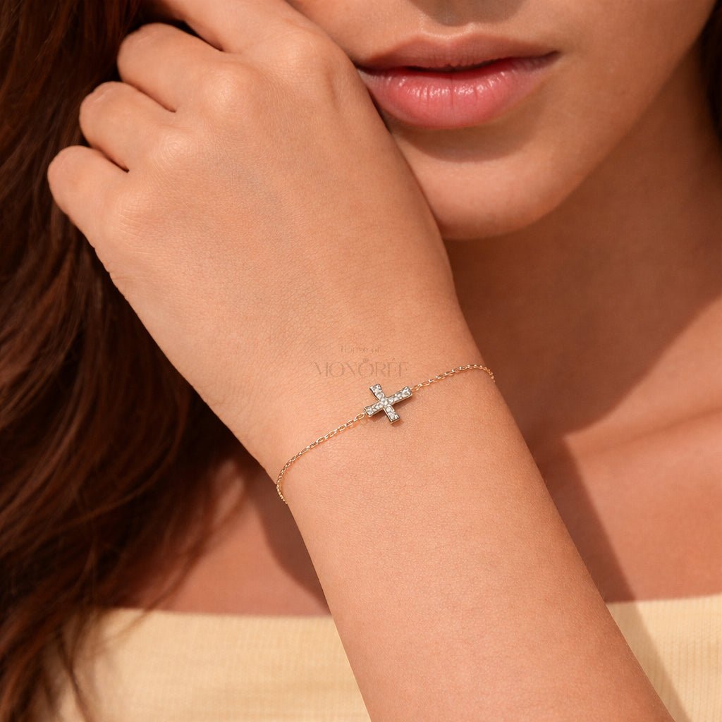 Sidabrinė apyrankė su kryželiu ir moisanitu „Devote“ – dizaino ir akmenų detalės iš arti