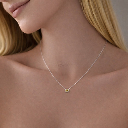 Sidabrinė grandinėlė su geltonu moisanitu „Amber“ – pakabuko ir akmens detalės iš arti