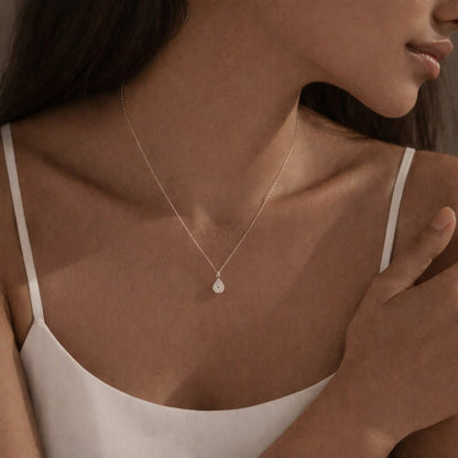 Sidabrinė grandinėlė su moisanitu „Halo Pear“ – pakabuko ir akmens detalės iš arti