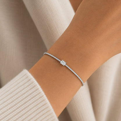 Sidabrinė teniso apyrankė su moisanitais „Emerald Cut“ – dizaino ir akmenų detalės iš arti