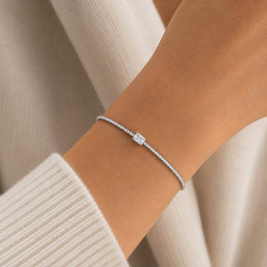 Sidabrinė teniso apyrankė su moisanitais „Emerald Cut“ – dizaino ir akmenų detalės iš arti