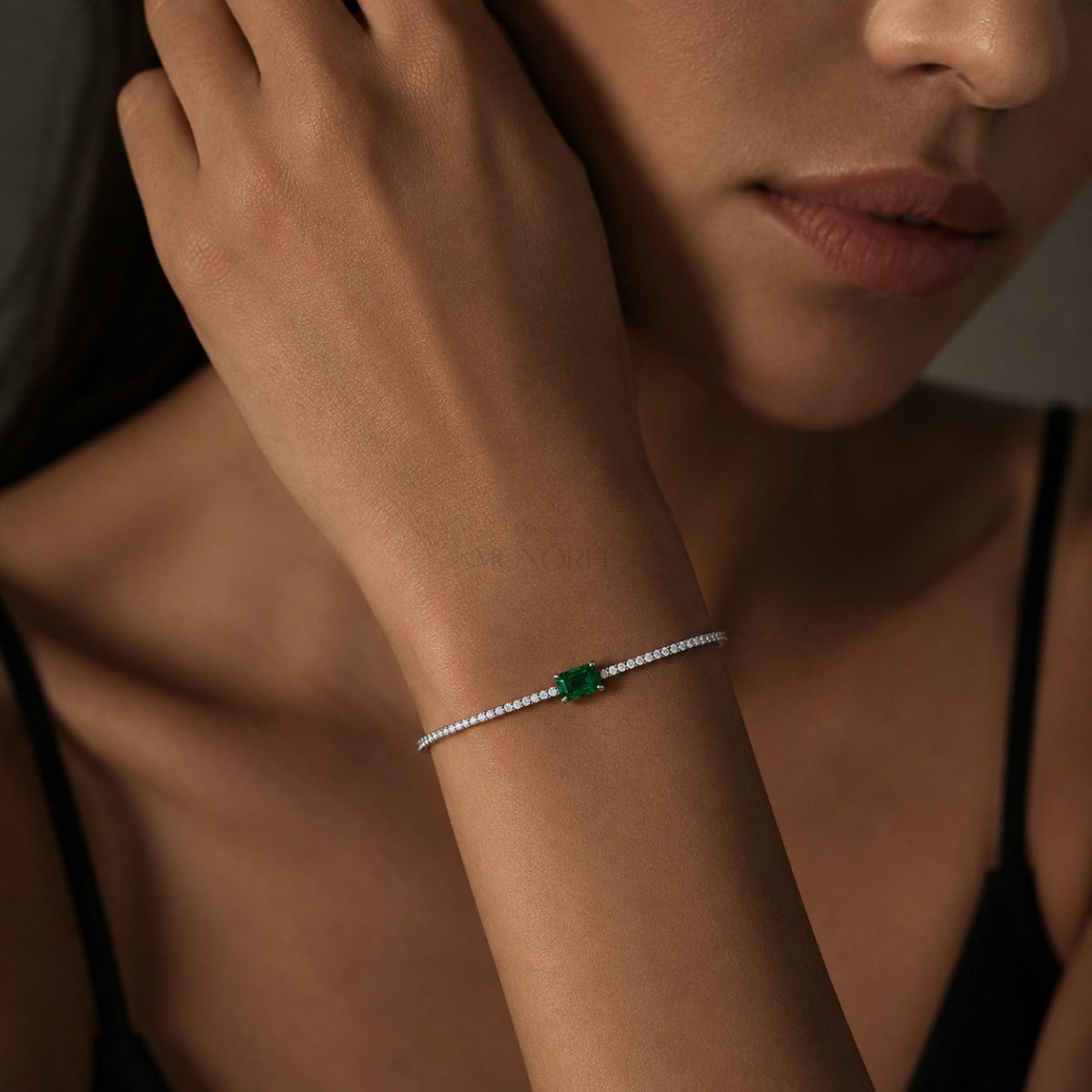 Sidabrinė teniso apyrankė su žaliu kristalu „Green Emerald Cut“ – dizaino ir akmenų detalės iš arti