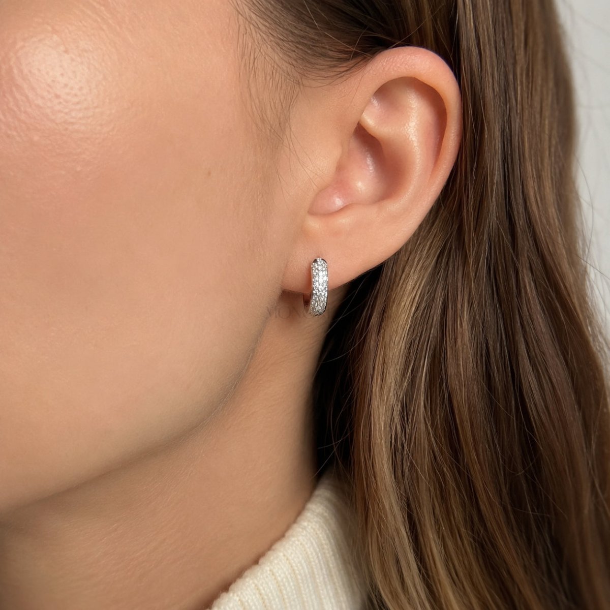 Sidabriniai auskarai rinkutės su moisanitais „Pavé Luxe“ – dizaino detalės iš arti